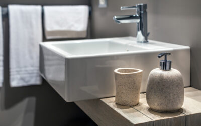 Lavabo, specchio e contenimento: il trio che rende il bagno davvero comodo