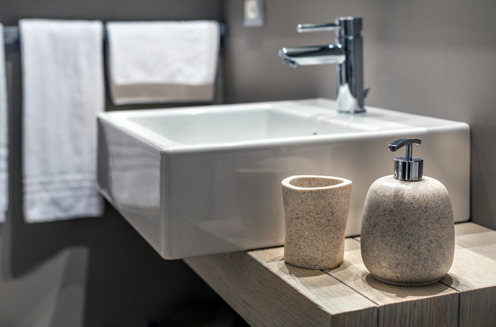 Lavabo, specchio e contenimento: il trio che rende il bagno davvero comodo